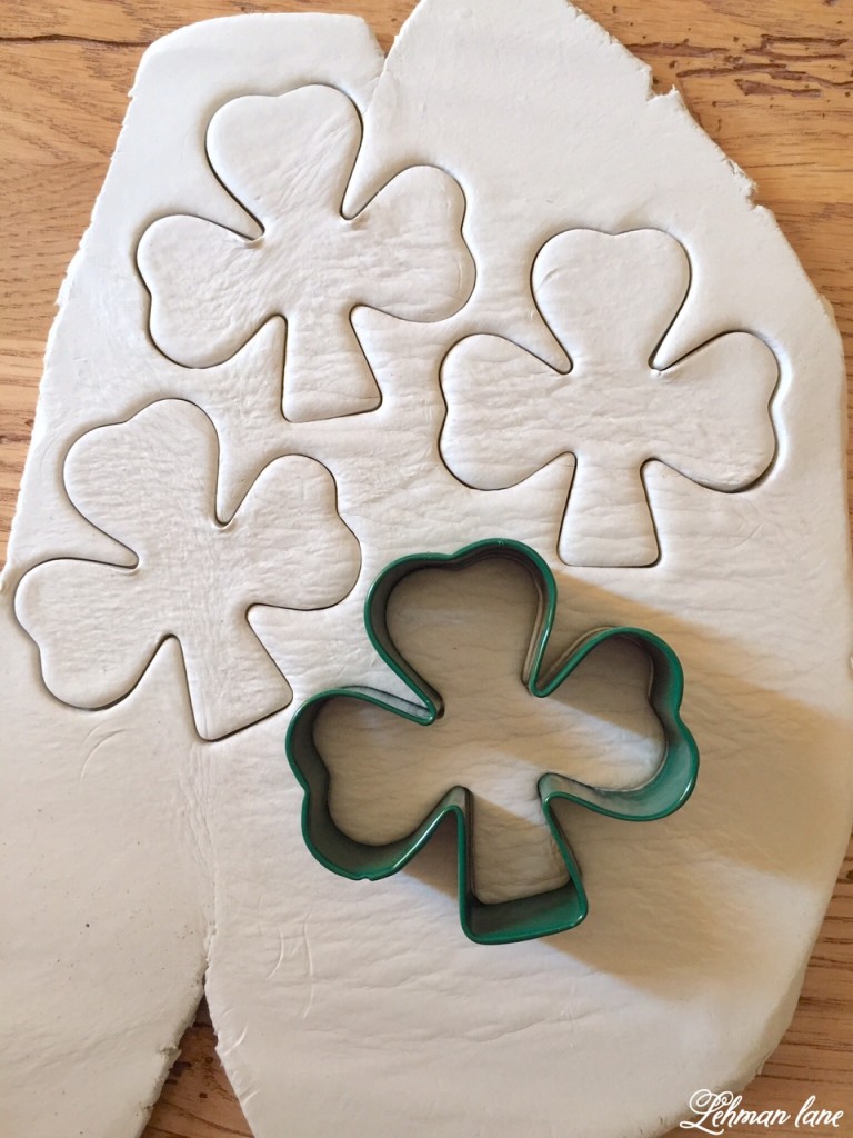 Come check out the super simple shamrock garland just in time to decorate for St. Patricks Day!