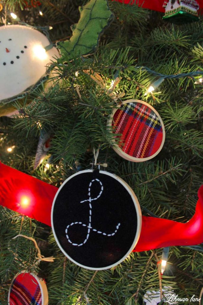Christmas Living Room - Very Merry Christmas Tour - embroisery hoop ornaments
