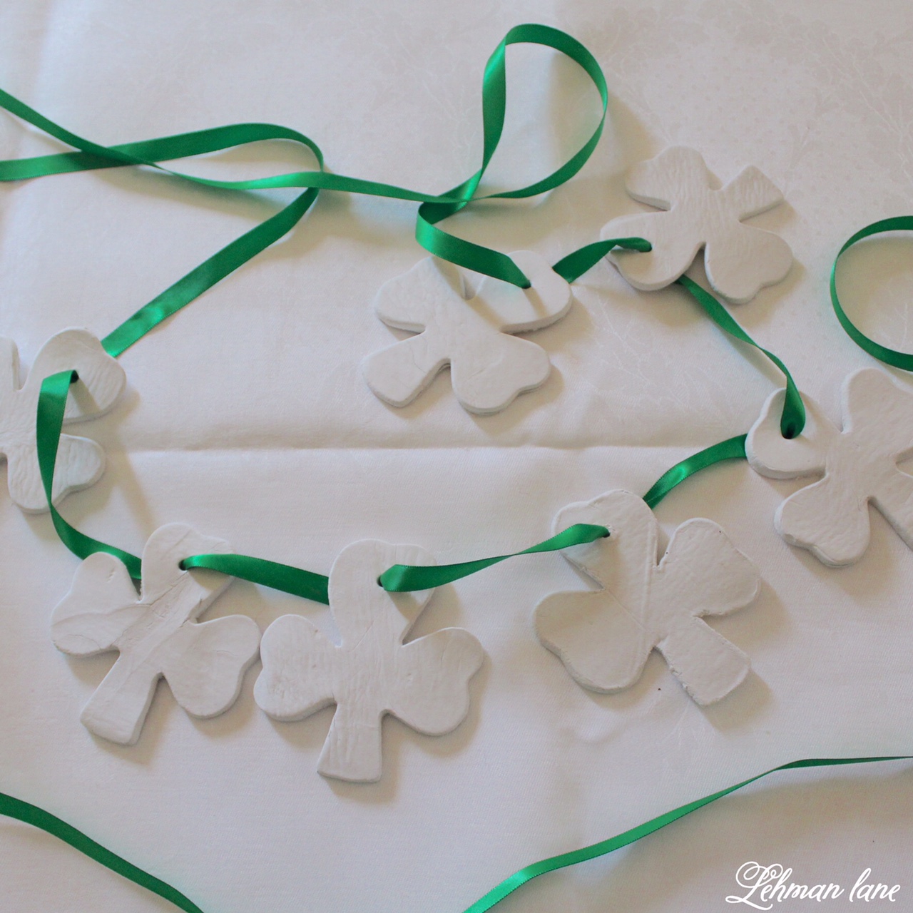 Come check out the super simple shamrock garland just in time to decorate for St. Patricks Day!