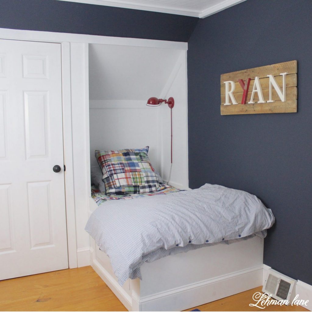 10 Pallet Furniture Projects to Build to bring Farmhouse Character to your home for FREE #palletprojects #farmhousestyle https://lehmanlane.net