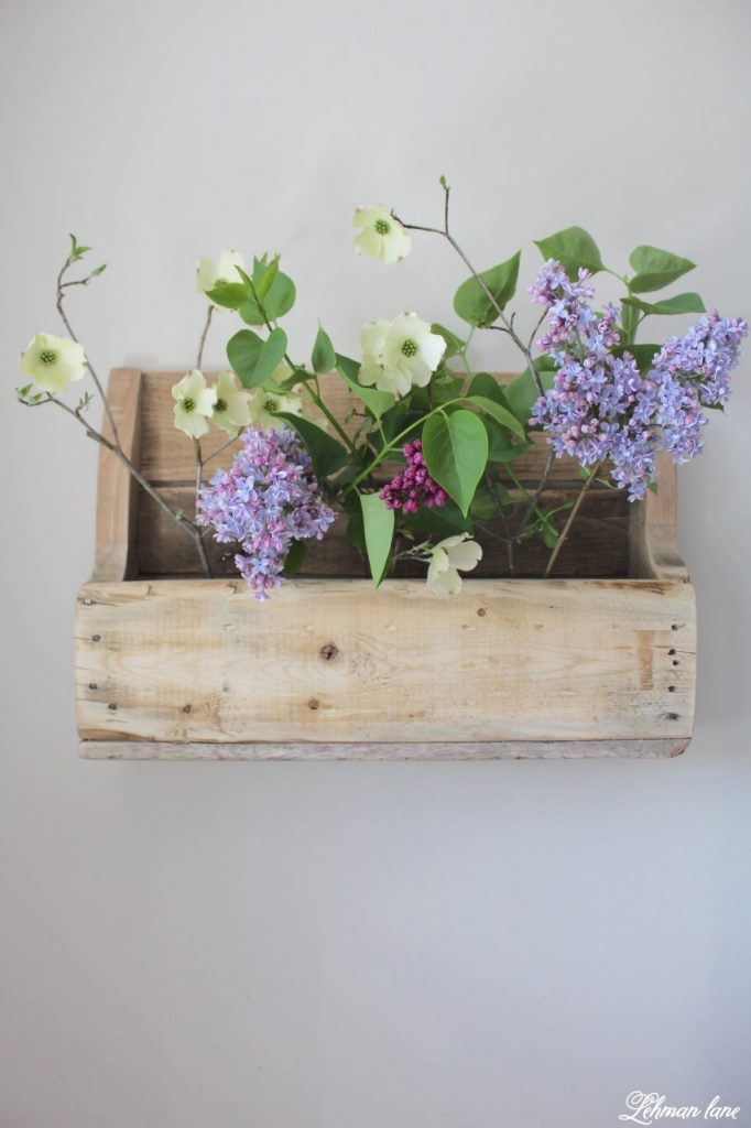 10 Pallet Furniture Projects to Build to bring Farmhouse Character to your home for FREE #palletprojects #farmhousestyle https://lehmanlane.net
