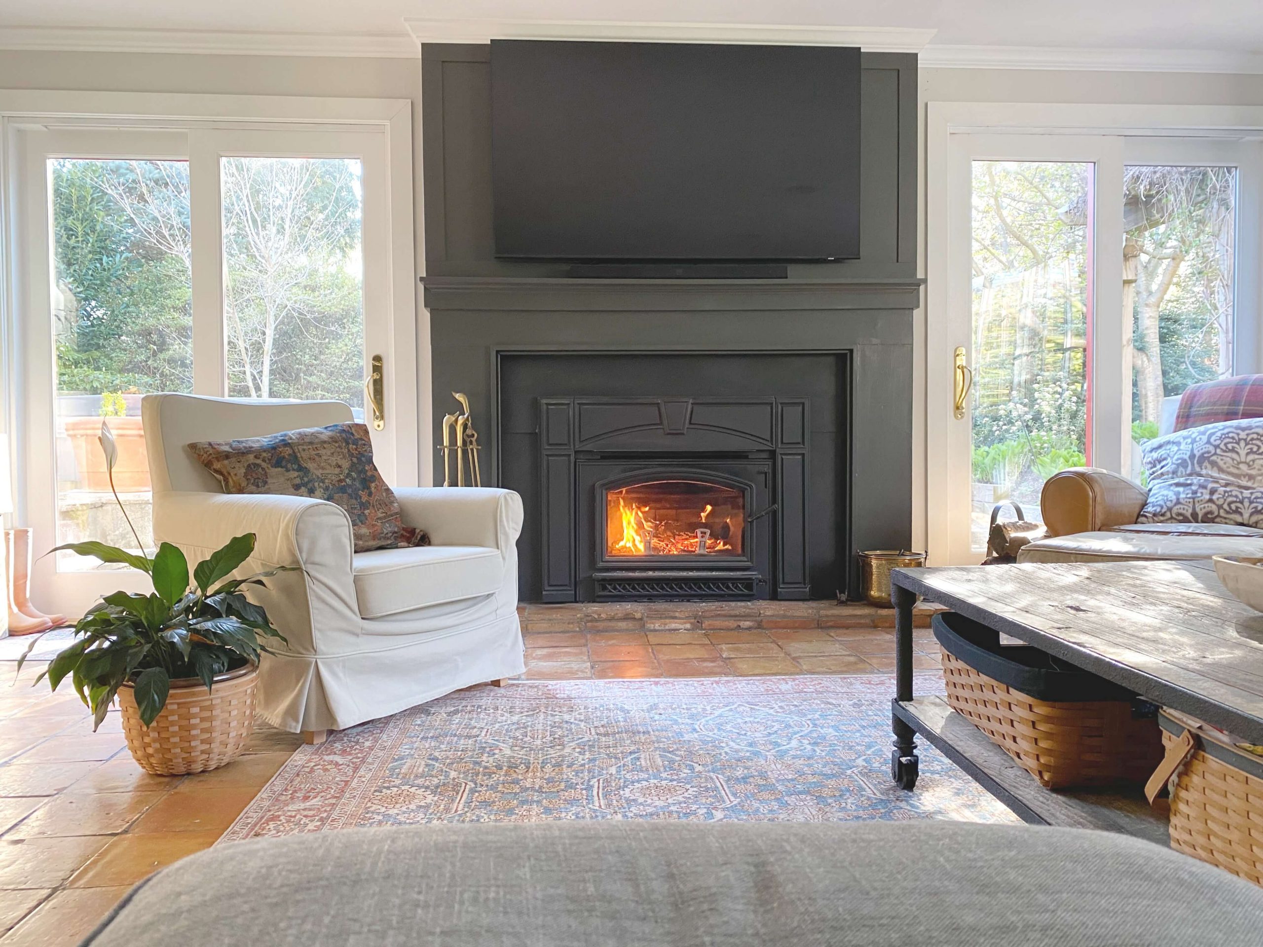 Sharing all of our tips, tricks & ideas for a easy awesome fireplace makeover from our farmhouse family room fireplace makeover with before & after pictures on a budget & 3 reasons why we decided to paint our fireplace black! #fireplacemakeover #blackfireplace #farmhousefireplace #mantelmakeover https://lehmanlane.net